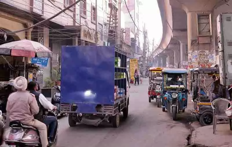 ISBT के सामने सिंगल सर्विस लेन पर ऑटो के कारण यातायात में अव्यवस्था ISBT के सामने सिंगल सर्विस लेन पर ऑटो के कारण यातायात में अव्यवस्था