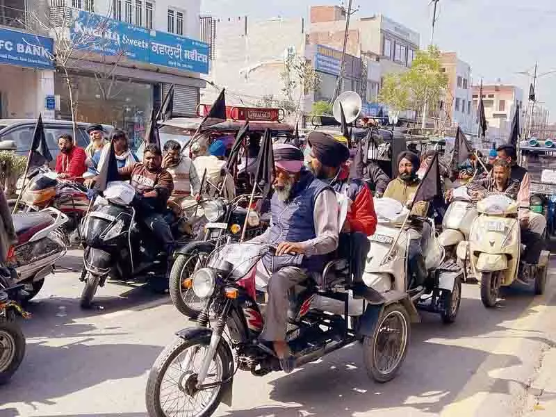 Amritsar: दिव्यांगों ने किया विरोध प्रदर्शन, सरकार को सौंपा खून से लिखा ज्ञापन Amritsar: दिव्यांगों ने किया विरोध प्रदर्शन, सरकार को सौंपा खून से लिखा ज्ञापन