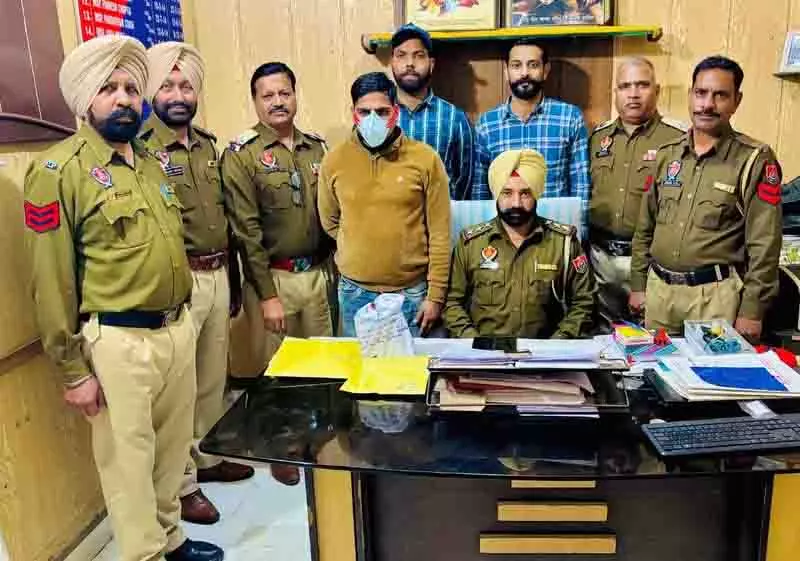 Amritsar: ड्रग तस्कर 417 ग्राम हेरोइन और 22 हजार रुपये से अधिक की ड्रग मनी के साथ गिरफ्तार Amritsar: ड्रग तस्कर 417 ग्राम हेरोइन और 22 हजार रुपये से अधिक की ड्रग मनी के साथ गिरफ्तार