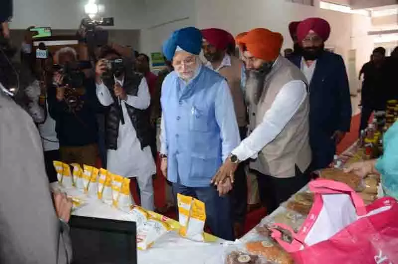 Amritsar: किसान देश की अर्थव्यवस्था की रीढ़, केंद्रीय मंत्री हरदीप पुरी Amritsar: किसान देश की अर्थव्यवस्था की रीढ़, केंद्रीय मंत्री हरदीप पुरी
