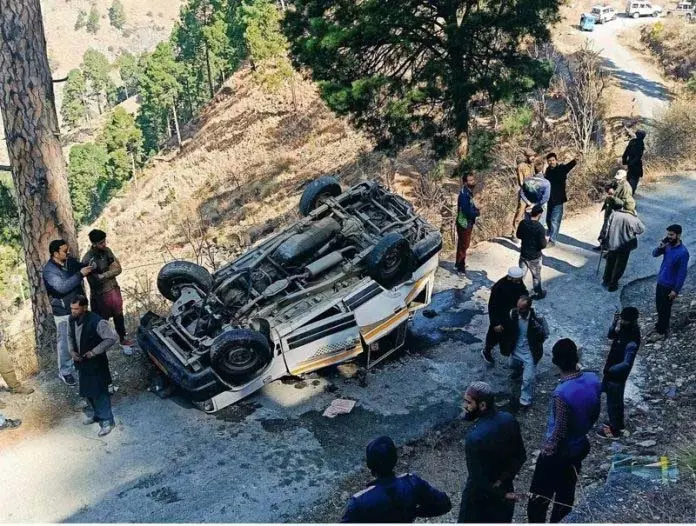 Jammu: सड़क दुर्घटना में महिला की मौत, 12 घायल Jammu: सड़क दुर्घटना में महिला की मौत, 12 घायल