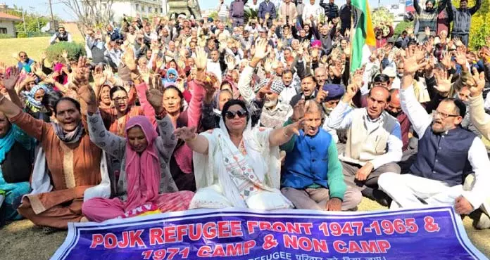 POJK के डीपीएस ने किया प्रदर्शन, छम्ब शरणार्थियों के लिए भूमि और एसटी का दर्जा मांगा POJK के डीपीएस ने किया प्रदर्शन, छम्ब शरणार्थियों के लिए भूमि और एसटी का दर्जा मांगा