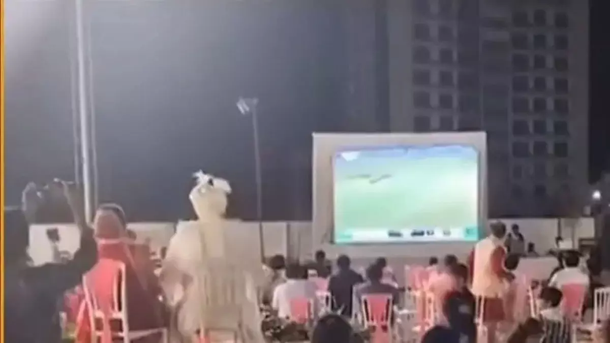 Virat Kohli का शतक देखने के लिए कपल ने शादी रोकी, वीडियो वायरल Virat Kohli का शतक देखने के लिए कपल ने शादी रोकी, वीडियो वायरल
