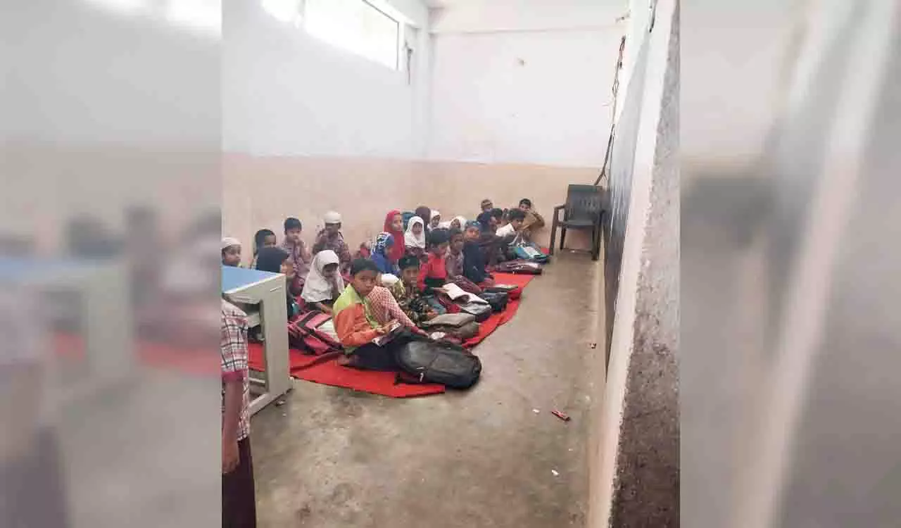 Hyderabad के पुराने शहर में सरकारी स्कूल छोटे-छोटे आवासीय स्थानों में सिमट कर रहे Hyderabad के पुराने शहर में सरकारी स्कूल छोटे-छोटे आवासीय स्थानों में सिमट कर रहे