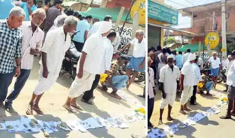 Telangana में खाद के लिए कतारों में खड़े किसान आम दृश्य बने Telangana में खाद के लिए कतारों में खड़े किसान आम दृश्य बने