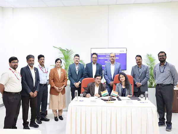 HAL और BEML ने प्रशिक्षण कार्यक्रमों में सहयोग के लिए समझौता ज्ञापन पर हस्ताक्षर किए HAL और BEML ने प्रशिक्षण कार्यक्रमों में सहयोग के लिए समझौता ज्ञापन पर हस्ताक्षर किए