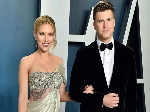 Colin Jost स्कारलेट जोहानसन की खोई हुई सगाई की अंगूठी की तलाश में डंपस्टर डाइविंग पर निकल पड़े Colin Jost स्कारलेट जोहानसन की खोई हुई सगाई की अंगूठी की तलाश में डंपस्टर डाइविंग पर निकल पड़े