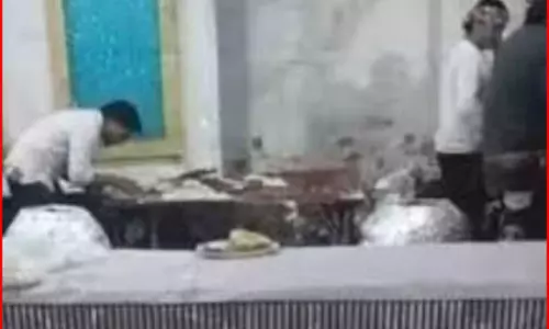 शादी में पहुंचे मेहमानों कजो खिला रहा था थूक वाली रोटी, हलवाई का कर्मचारी गिरफ्तार