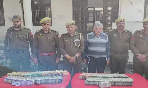 J&K: कठुआ में पुलिस ने कार से 35 लाख रुपये बरामद किए J&K: कठुआ में पुलिस ने कार से 35 लाख रुपये बरामद किए