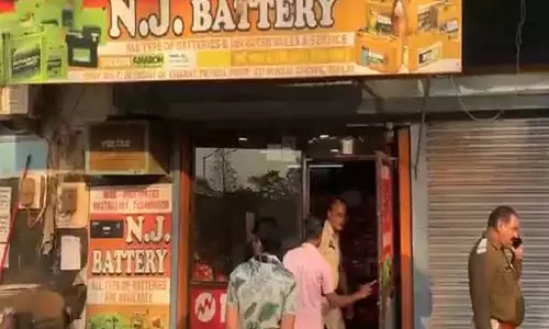 बैटरी दुकान से डेढ़ लाख पार, गल्ले से ले उड़ा चोर बैटरी दुकान से डेढ़ लाख पार, गल्ले से ले उड़ा चोर