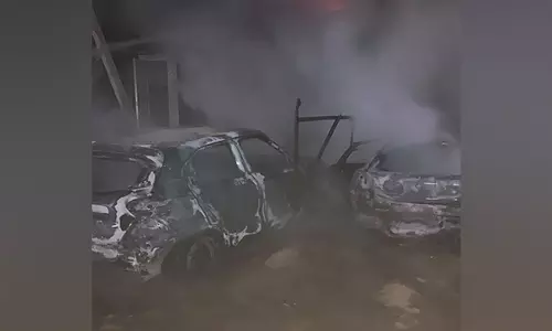 Delhi: द्वारका में लगी आग बुझाई गई, 2 वाहन, किराना दुकान जली Delhi: द्वारका में लगी आग बुझाई गई, 2 वाहन, किराना दुकान जली