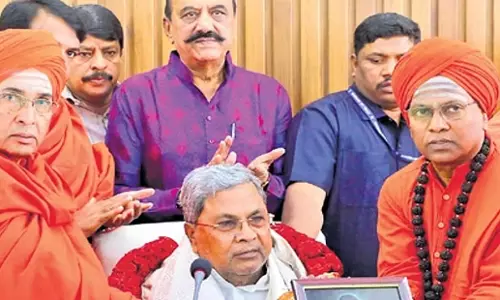 Karnataka: लिंगायत संतों ने सिद्धारमैया से की मुलाकात, बेंगलुरु हवाईअड्डे पर बासवन्ना की मूर्ति मांगी Karnataka: लिंगायत संतों ने सिद्धारमैया से की मुलाकात, बेंगलुरु हवाईअड्डे पर बासवन्ना की मूर्ति मांगी