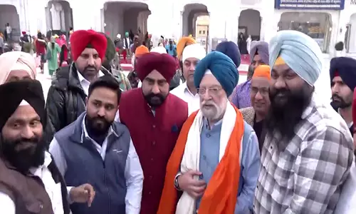 केंद्रीय मंत्री Hardeep Puri ने स्वर्ण मंदिर का दौरा किया