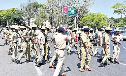 बस कंडक्टर पर हमला: सीमा पर तनाव जारी, सरकार ने महा सरकार से बातचीत आगे बढ़ाई बस कंडक्टर पर हमला: सीमा पर तनाव जारी, सरकार ने महा सरकार से बातचीत आगे बढ़ाई