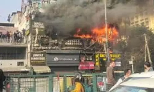 Delhi: रेस्टोरेंट में आग लग गई Delhi: रेस्टोरेंट में आग लग गई