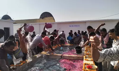 महाकुंभ के गंगाजल से रायपुर जेल के कैदियों ने किया स्नान, गृहमंत्री विजय शर्मा की अच्छी पहल महाकुंभ के गंगाजल से रायपुर जेल के कैदियों ने किया स्नान, गृहमंत्री विजय शर्मा की अच्छी पहल