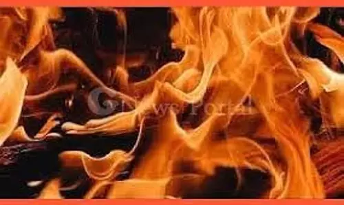 Lakhimpur: म्यूजिक महल शोरूम में लगी आग, दहशत में लोग Lakhimpur: म्यूजिक महल शोरूम में लगी आग, दहशत में लोग