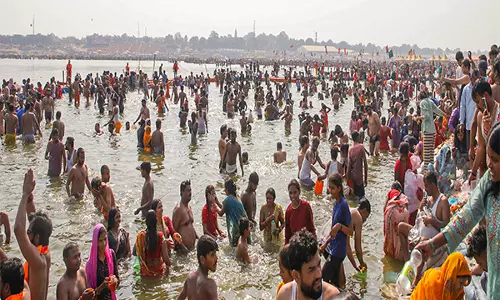 Maha Kumbh: महाशिवरात्रि से पहले त्रिवेणी संगम पर उमड़े श्रद्धालु Maha Kumbh: महाशिवरात्रि से पहले त्रिवेणी संगम पर उमड़े श्रद्धालु