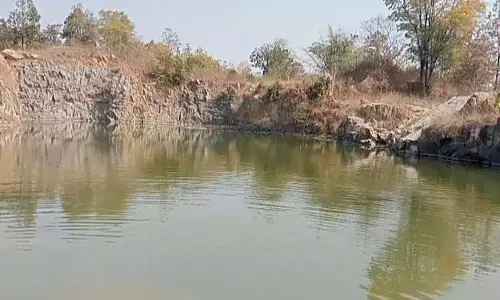 ग्रामीणों ने खदान में फ्लाई ऐश डालने के आदेश का विरोध किया ग्रामीणों ने खदान में फ्लाई ऐश डालने के आदेश का विरोध किया
