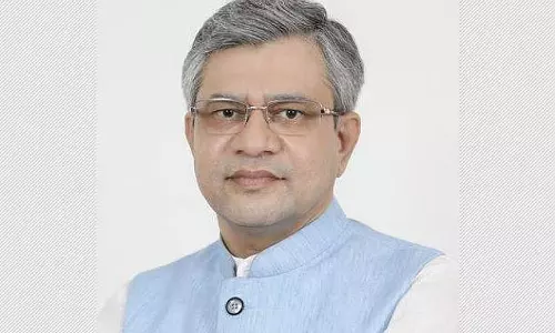 Tamil Nadu: राज्यपाल आर.एन. रवि ने रेल मंत्री अश्विनी वैष्णव से मुलाकात की Tamil Nadu: राज्यपाल आर.एन. रवि ने रेल मंत्री अश्विनी वैष्णव से मुलाकात की