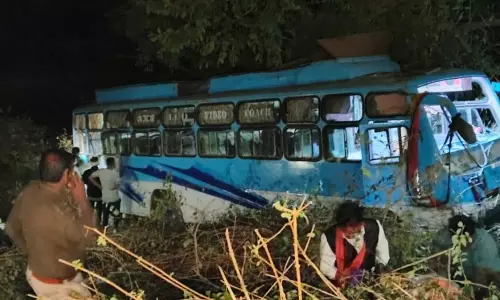 Sidhi : तेज रफ्तार बस अनियंत्रित होकर खाई में गिरी , एक की मौत 12 घायल Sidhi : तेज रफ्तार बस अनियंत्रित होकर खाई में गिरी , एक की मौत 12 घायल