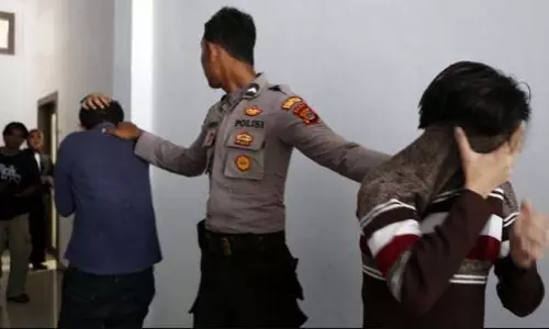 Indonesia: समलैंगिक संबंध के लिए शरिया कानून के तहत दो लोगों को 85 कोड़े मारने की सजा Indonesia: समलैंगिक संबंध के लिए शरिया कानून के तहत दो लोगों को 85 कोड़े मारने की सजा