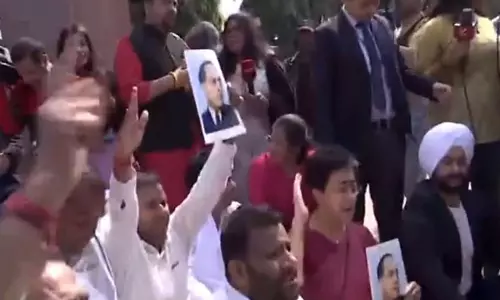 दिल्ली विधानसभा अध्यक्ष ने Atishi और गोपाल राय समेत 12 आप विधायकों को निलंबित किया दिल्ली विधानसभा अध्यक्ष ने Atishi और गोपाल राय समेत 12 आप विधायकों को निलंबित किया