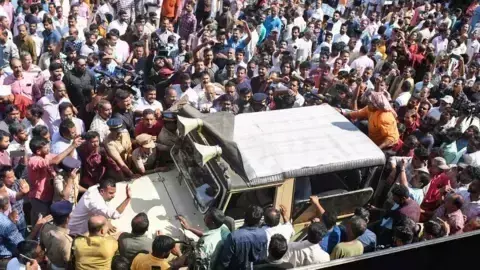 Kerala :  हाथियों के हमले में हुई मौतों की निंदा करते हुए प्रदर्शनकारी