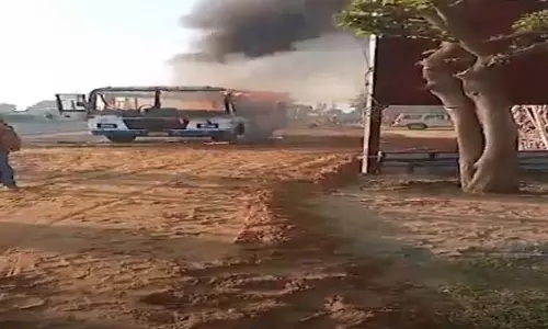 Rajasthan: यात्रियों से भरी बस में अचानक लगी आग, लोगों ने कूदकर बचाई जान Rajasthan: यात्रियों से भरी बस में अचानक लगी आग, लोगों ने कूदकर बचाई जान