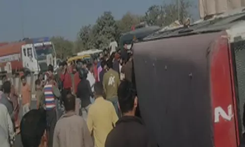 सड़क हादसा, हाईवे पर बस पलटने से कई घायल, VIDEO सड़क हादसा, हाईवे पर बस पलटने से कई घायल, VIDEO
