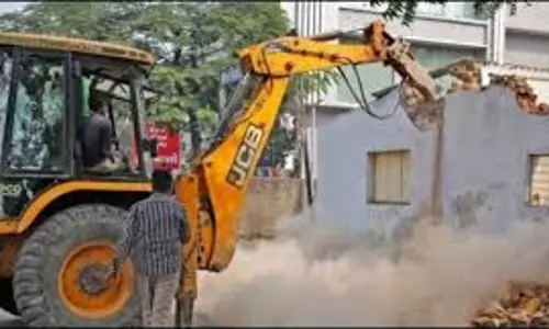 Bareilly: दुकान-मकानों में चला बुलडोजर, नौ घंटे चली कार्रवाई