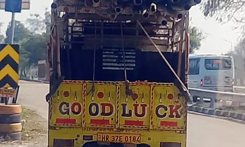 Haryana : ढीले बांस की लकड़ियाँ ले जाने वाले ट्रक ख़तरा