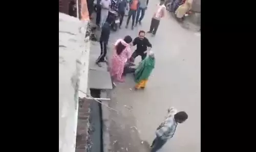 मानवता को शर्मसार करने वाला वीडियो वायरल, बुजुर्ग को जोरदार थप्पड़ मारकर नीचे गिराया