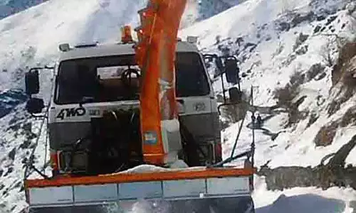 Himachal: बर्फ हटाने वाले यंत्र से बर्फ हटाने के अभियान में तेजी लाने में मदद मिली