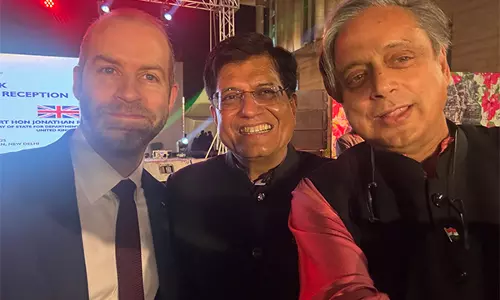 शशि थरूर ने India-UK के बीच मुक्त व्यापार समझौते की वार्ता का स्वागत किया, पीयूष गोयल के साथ सेल्फी शेयर की