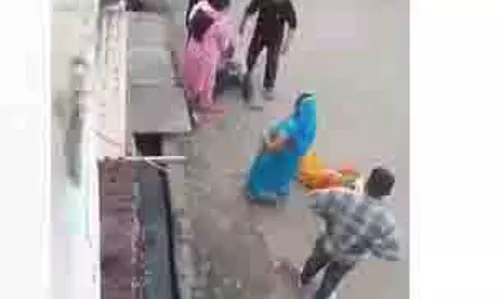 मानवता को शर्मसार करने वाला वीडियो वायरल, दबंग ने बुजुर्ग दंपत्ति को जमकर पीटा