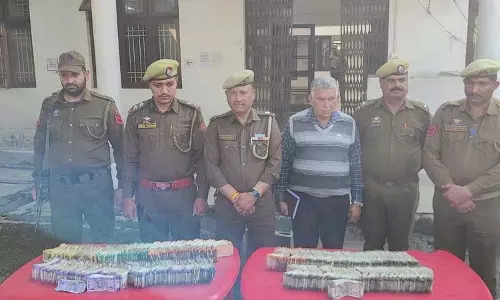 Kathua में पुलिस ने कार से 35 लाख रुपये बरामद किए Kathua में पुलिस ने कार से 35 लाख रुपये बरामद किए