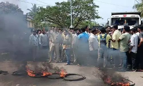 Tinimuhani चौक पर रेत से लदे ट्रक ने महिला को कुचला, सड़क जाम