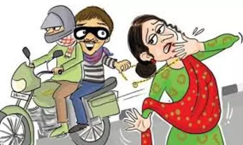 NCR Kaushambi: बाइक सवारों ने कौशांबी मेट्रो स्टेशन के पास महिला के गले से चेन झपटी