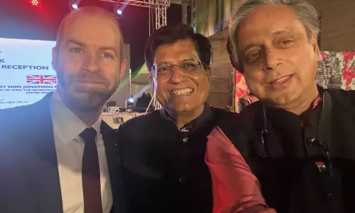 BIG BREAKING: कांग्रेस से बढ़ी तल्खियों के बीच अब शशि थरूर ने केंद्रीय मंत्री संग शेयर की सेल्फी