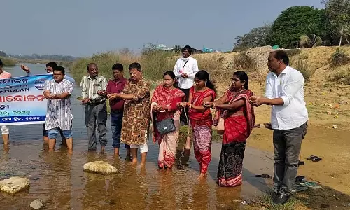 जीरा नदी में बढ़ते प्रदूषण से Bargarh में चिंता बढ़ी जीरा नदी में बढ़ते प्रदूषण से Bargarh में चिंता बढ़ी