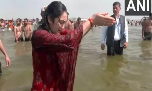पूर्व भाजपा नेता नूपुर शर्मा ने चल रहे MahaKumbh के बीच त्रिवेणी संगम में पवित्र स्नान किया पूर्व भाजपा नेता नूपुर शर्मा ने चल रहे MahaKumbh के बीच त्रिवेणी संगम में पवित्र स्नान किया
