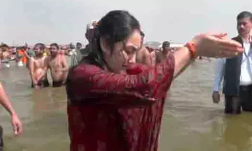 चल रहे महाकुंभ के बीच पूर्व बीजेपी नेता नूपुर शर्मा ने त्रिवेणी संगम पर पवित्र डुबकी लगाई चल रहे महाकुंभ के बीच पूर्व बीजेपी नेता नूपुर शर्मा ने त्रिवेणी संगम पर पवित्र डुबकी लगाई
