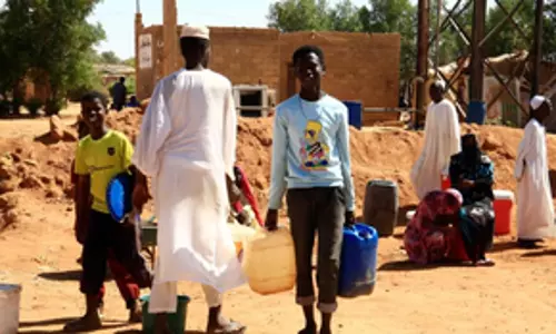 Sudan: भारी लड़ाई के कारण प्रमुख विस्थापन शिविर में चिकित्सा चैरिटी ने गतिविधियाँ रोकी