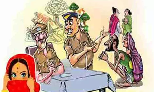 Ballia: दुलारपुर प्राथमिक विद्यालय में पुलिस चौपाल में जनता की समस्याएं सुनी गईं
