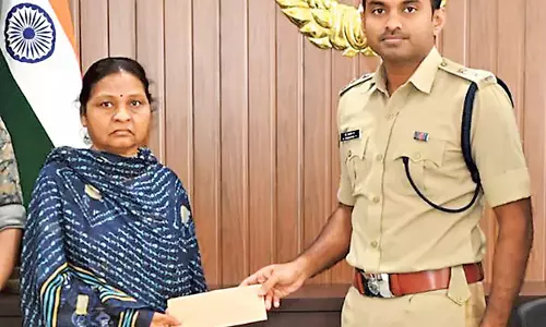 Telangana: माओवादी केंद्रीय समिति के सदस्य कटकम सुदर्शन की पत्नी ने किया आत्मसमर्पण