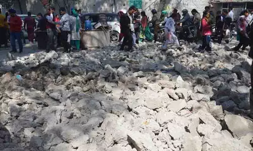 Hospital में इंटरलॉकिंग टाइल्स की गुणवत्ता पर उठे सवाल Hospital में इंटरलॉकिंग टाइल्स की गुणवत्ता पर उठे सवाल
