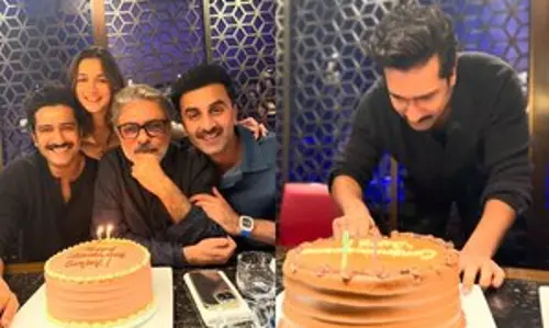 Alia, Ranbir और विक्की ने ‘जादूगर’ भंसाली के जन्मदिन और ‘छावा’ की सफलता का जश्न मनाया Alia, Ranbir और विक्की ने ‘जादूगर’ भंसाली के जन्मदिन और ‘छावा’ की सफलता का जश्न मनाया