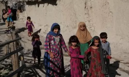 Iran द्वारा अफगान शरणार्थियों को हिरासत में लेने से उनकी मुश्किलें और बढ़ गई हैं Iran द्वारा अफगान शरणार्थियों को हिरासत में लेने से उनकी मुश्किलें और बढ़ गई हैं