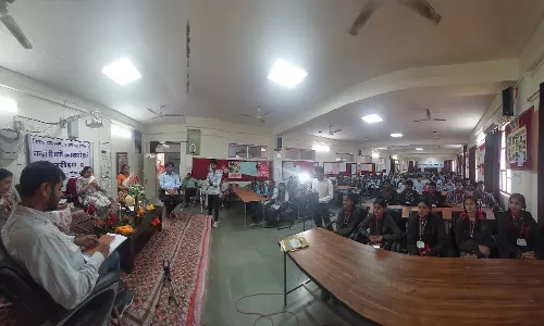 Pratapgarh: जिला कलेक्टर ने विद्यार्थियों से की वार्ता बच्चों ने कलेक्टर से लिए एग्जाम टिप्स Pratapgarh: जिला कलेक्टर ने विद्यार्थियों से की वार्ता बच्चों ने कलेक्टर से लिए एग्जाम टिप्स